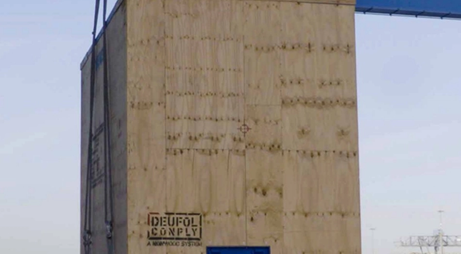 DEUFOL-Exportverpackung wird von Kran verladen