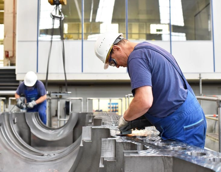 Supply-Chain-Mitarbeiter beim Durchführen von Industriearbeiten