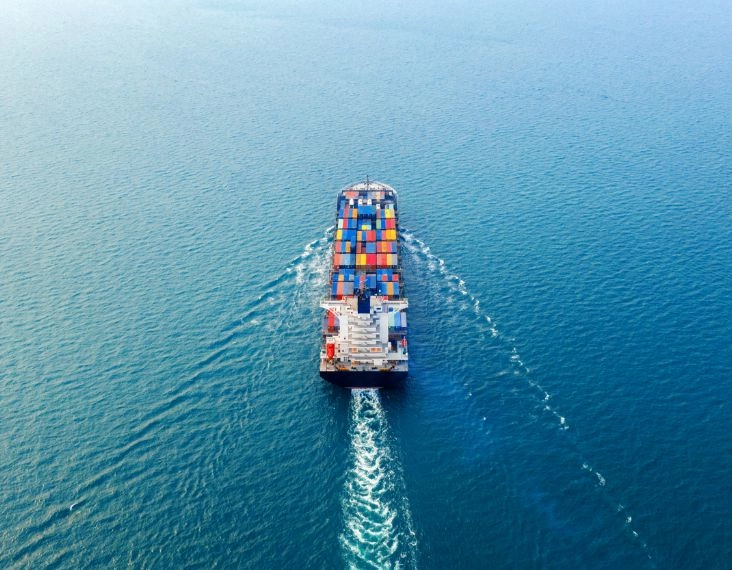 Industriegüter werden mit Frachttracker auf Schiff überwacht