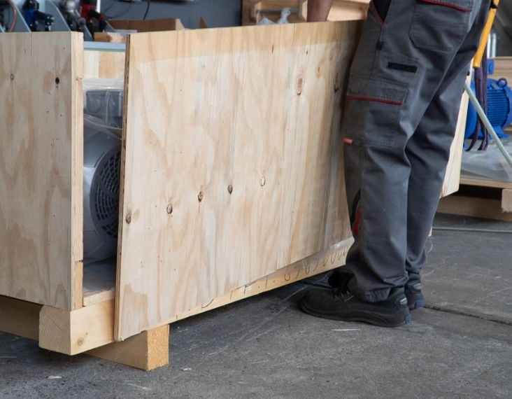 DEUFOL-Mitarbeiter verschließt Transportkiste