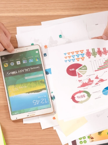 Supply-Chain-Daten auf Tablet und Dokumenten