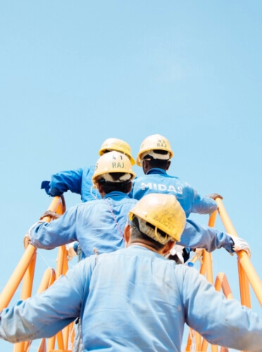 Baustellenmitarbeiter mit Helmen