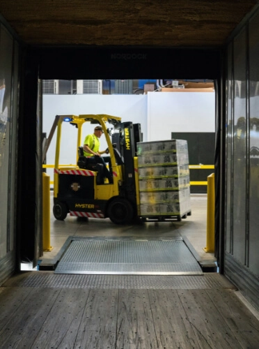 Waren werden von Gabelstapler in LKW verladen