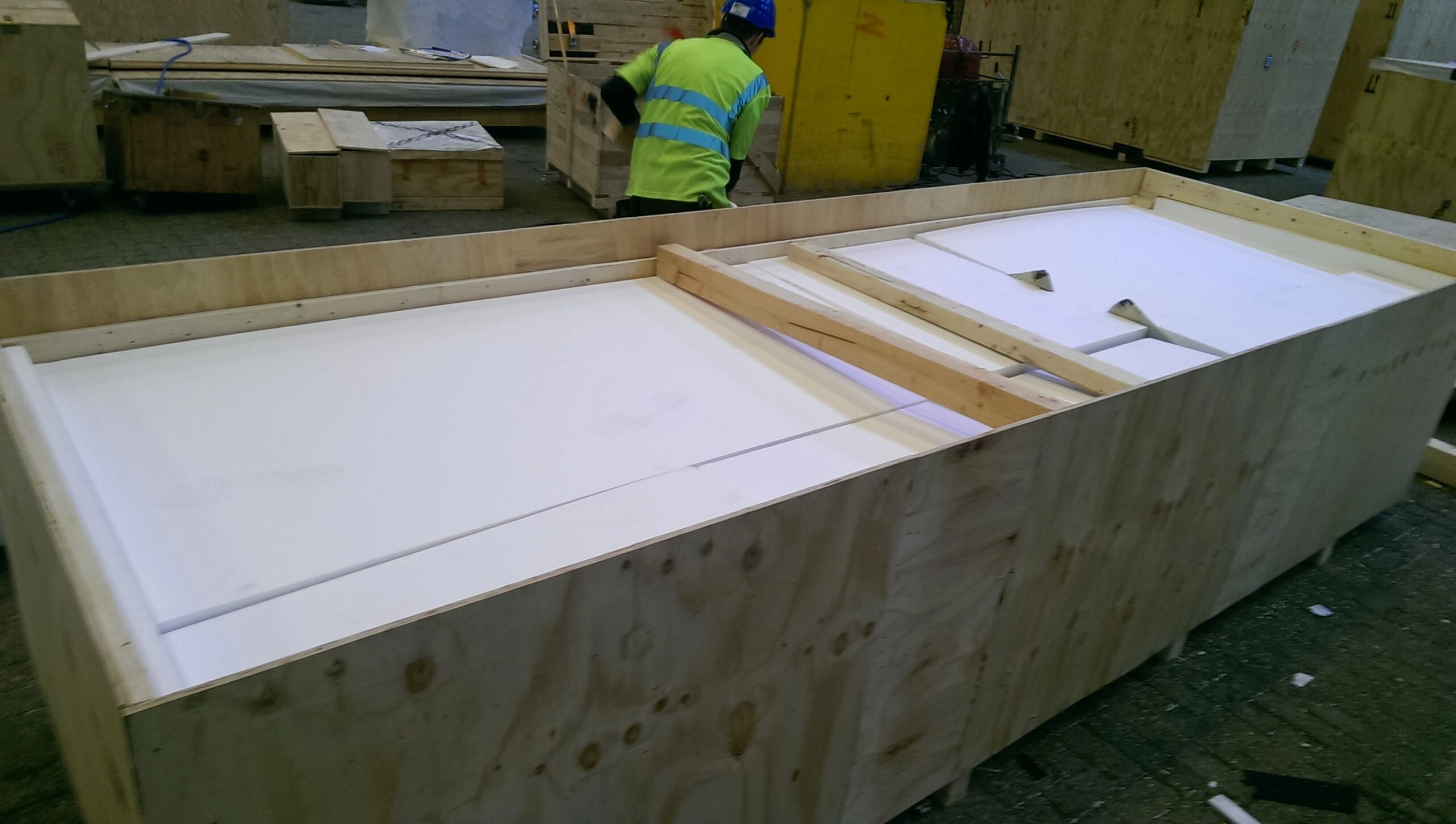 DEUFOL-Mitarbeiter beim Verschließen einer Industrieverpackung