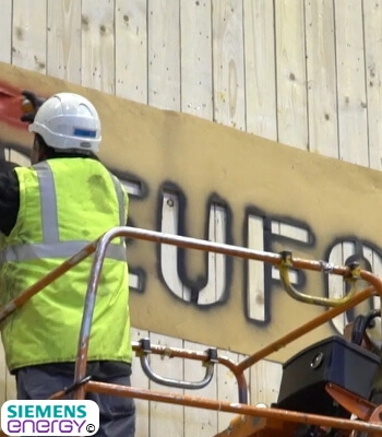 DEUFOL-Mitarbeiter setzen Markierungen an Schwergutverpackung