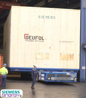 DEUFOL-Schwergutverpackung wird aus Lagerhalle transportiert