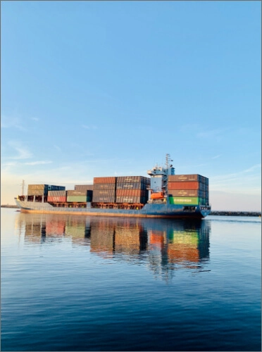 Cargoschiff mit Seecontainern auf dem Meer