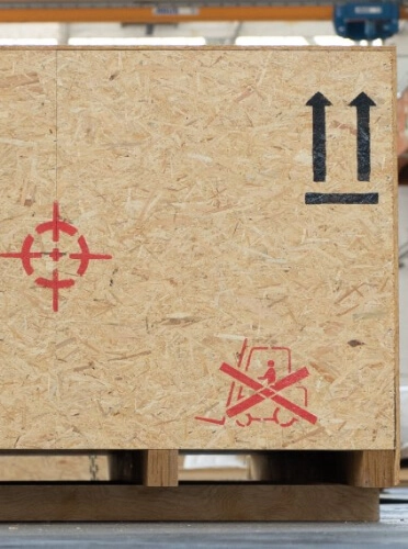 Nahaufnahme einer DEUFOL-Exportverpackung mit Beschriftung