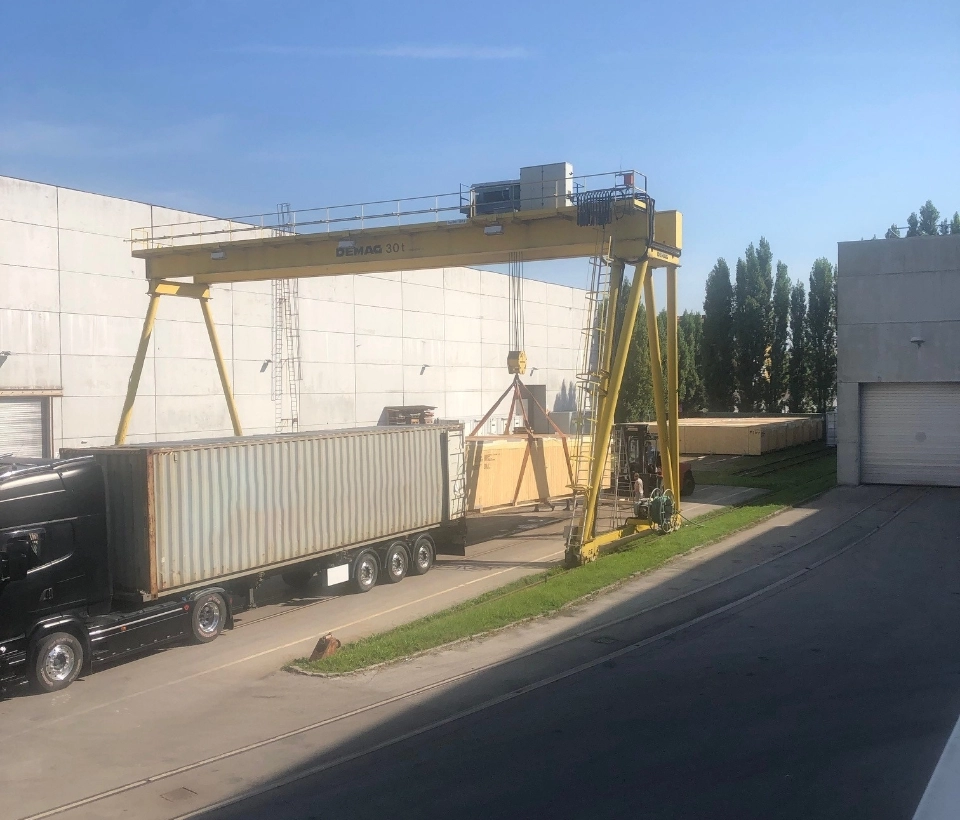 DEUFOL-Exportverpackung wird an Binnenhub in LKW verladen