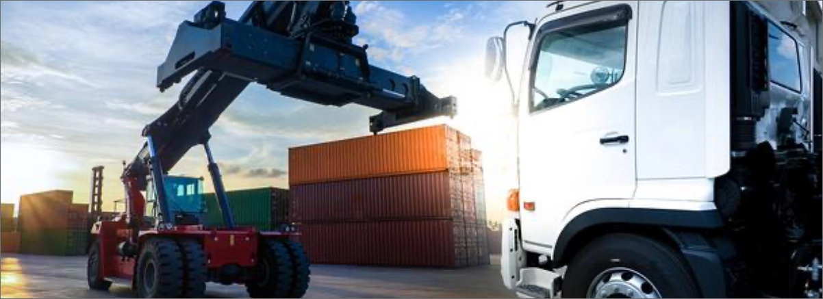 Zwei Transportfahrzeuge vor Seecontainern