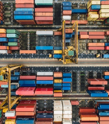 Verschiedene Seecontainer lagern im Hafen zwischen