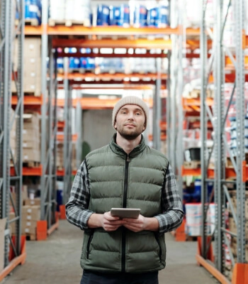 Lagermitarbeiter mit Tablet in Halle