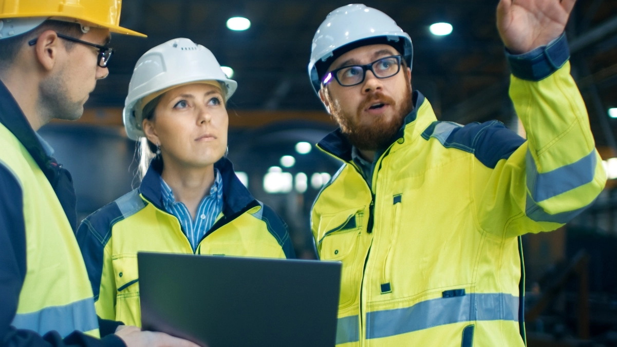 Supply-Chain-Spezialisten in Warnwesten besprechen Projekt