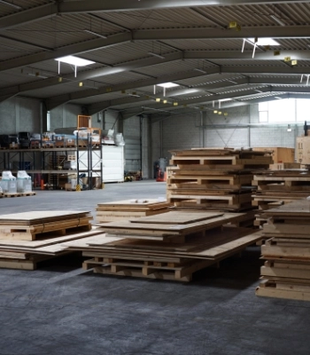 DEUFOL-Transportpaletten in Lagerhalle