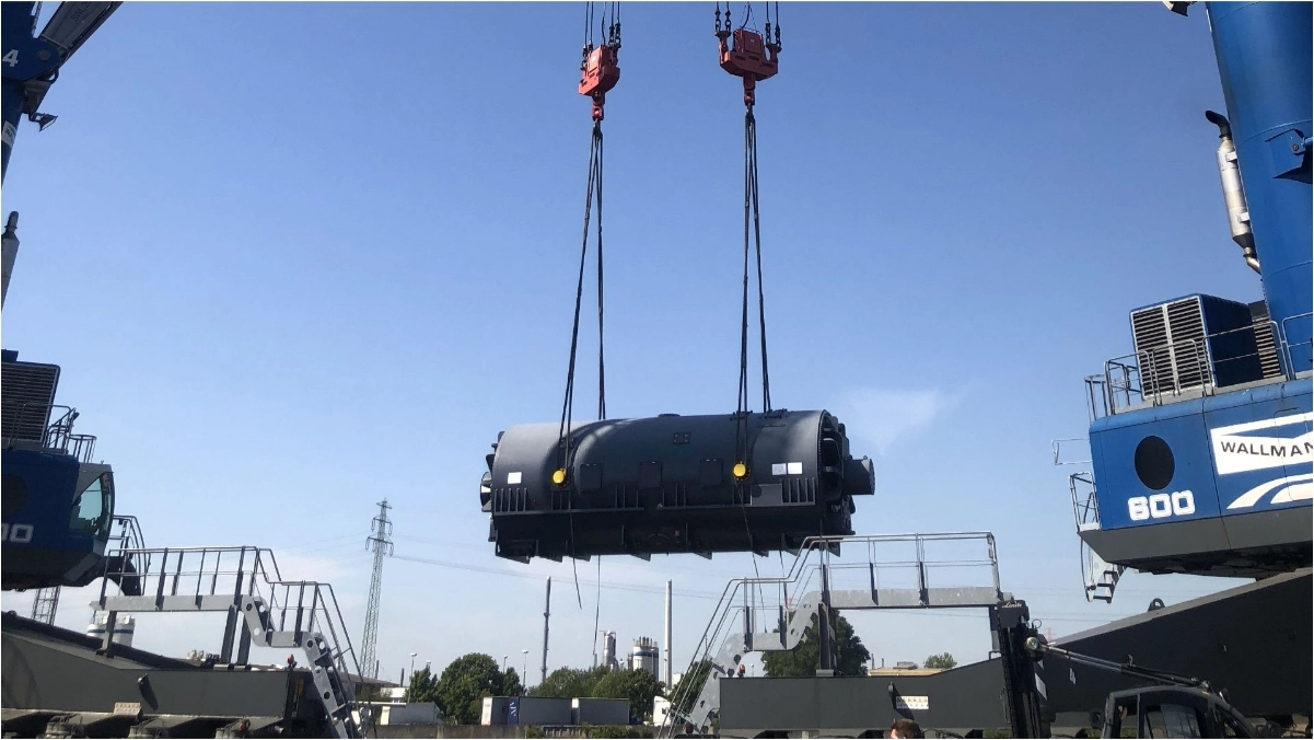 Schwergut wird mit Kran in Hamburg verladen