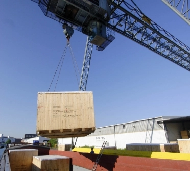 DEUFOL-Exportverpackung wird mit Kran verladen
