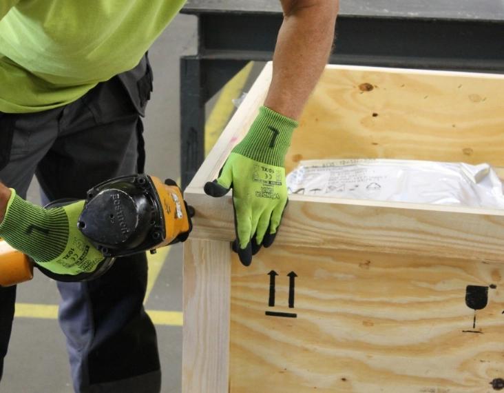 DEUFOL-Mitarbeiter verpackt Ware in Exportverpackung