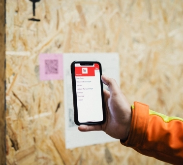 DEUFOL-Mitarbeiter scannt Exportverpackung mit SCM-Software